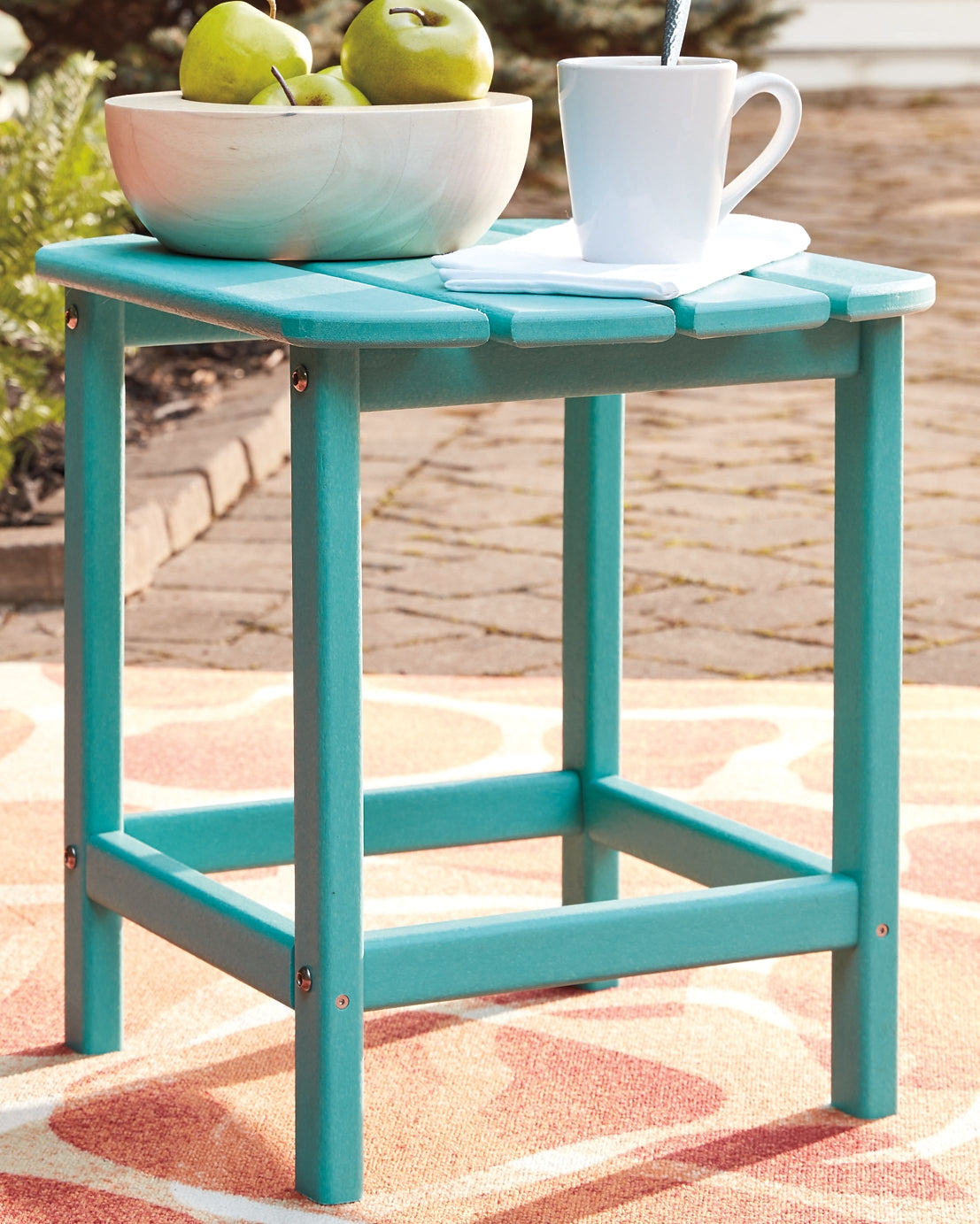 Sundown Treasure 2 Outdoor Chairs with End Table